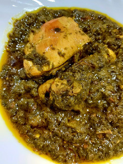 A picture of Palak Ghosht (spinach chicken).