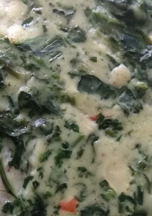 Una foto de Merluza con salsa blanca y espinacas