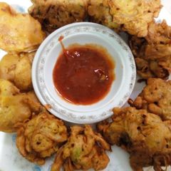 A picture of Pyaaz ke pakoray.