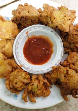 A picture of Pyaaz ke pakoray.