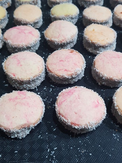 Una foto de Alfajorcitos de maicena de colores