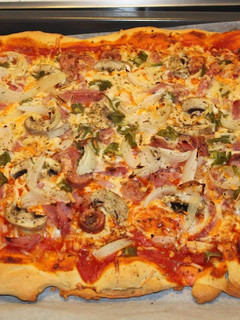 Una foto de Pizza casera de pollo con salsa barbacoa y champiñones