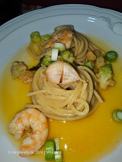Una foto de Spaghetti con verdura y langostinos al ajillo