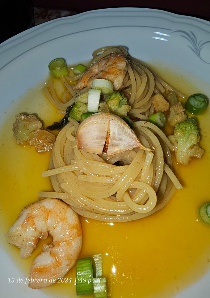 Una foto de Spaghetti con verdura y langostinos al ajillo