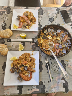 Una foto de Paella de arroz con almejas