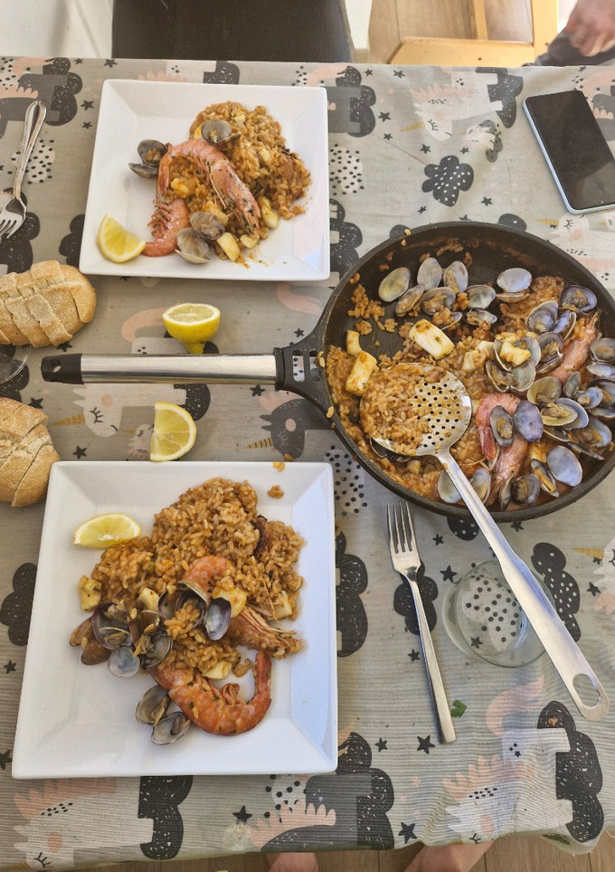 Una foto de Paella de arroz con almejas