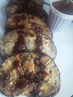 Una foto de Berenjenas apanadas en salsa de panela!!! 🍆🥓🍘😝😜😝.