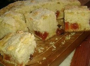 Una foto de Torta de coco y membrillo 🌹