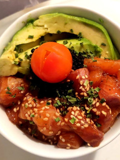Una foto de Poke Bowl de salmón