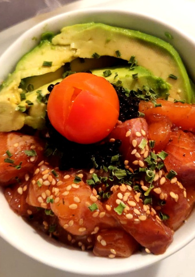 Una foto de Poke Bowl de salmón