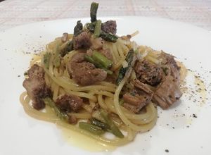 Foto di Spaghetti con Tonno Fresco, Asparagi Selvatici e Salsa di Soia