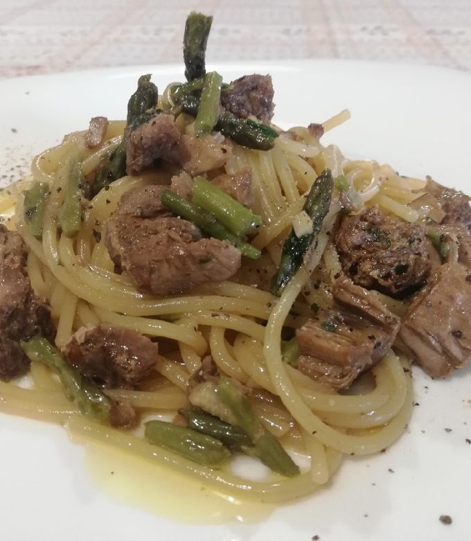 Foto di Spaghetti con Tonno Fresco, Asparagi Selvatici e Salsa di Soia