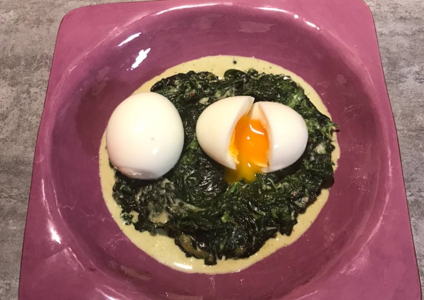 Épinards à la florentine et œufs mollets