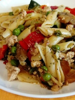 Una foto de Pasta con vegetales, picada de pollo y salsa de soja