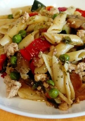 Foto principal de Pasta con vegetales, picada de pollo y salsa de soja