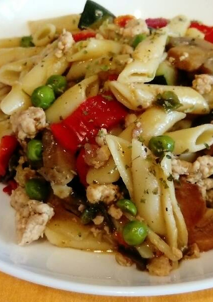 Una foto de Pasta con vegetales, picada de pollo y salsa de soja