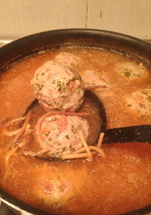 Una foto de Albóndigas con fideos
