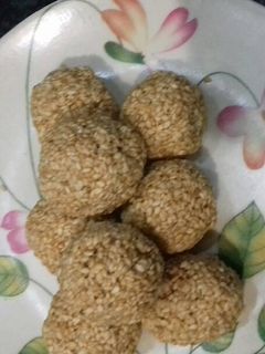 तिल गुड लड्डू (Til gurd laddu recipe in hindi) रेसिपी मुख्य फोटो