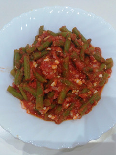 Una foto de Judías verdes con jamón serrano, huevo y salsa de tomate
