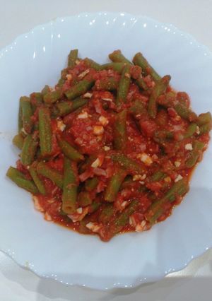 Una foto de Judías verdes con jamón serrano, huevo y salsa de tomate