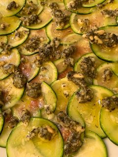 Una foto de Carpaccio de calabacín con pesto casero