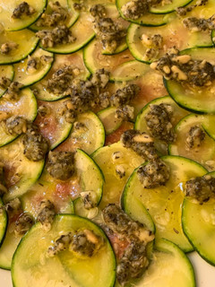 Una foto de Carpaccio de calabacín con pesto casero