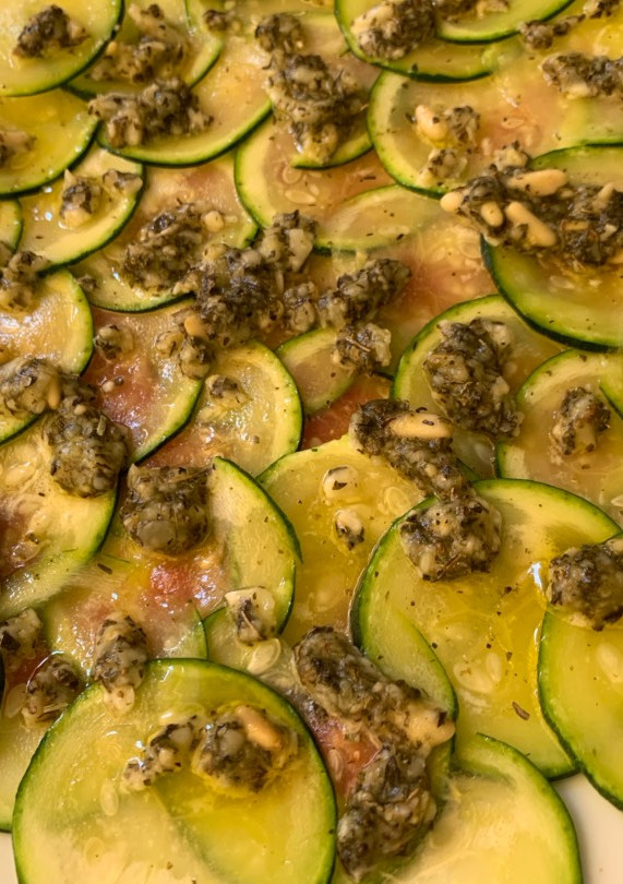 Una foto de Carpaccio de calabacín con pesto casero