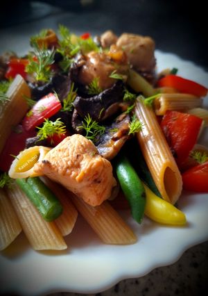 Zdjęcie przepisu Makaron penne pełnoziarnisty z kurczakiem.