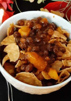 A picture of Kalay chanay aloo ki chaat.