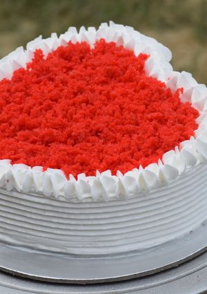 एग्ग्लेस रेड वेलवेट केक (Eggless Red velvet cake recipe in Hindi) रेसिपी मुख्य फोटो