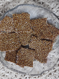 તલની ચીકી (Til ni Chikki Recipe in Gujarati) રેસીપી મુખ્ય ફોટો