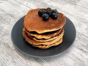 Una foto de pancakes de avena y arandano