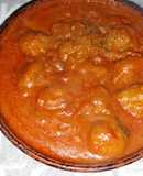 Albóndigas (bolitas) con salsa de tomate y especias