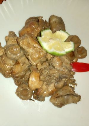 A picture of Grilled chicken with mushrooms.