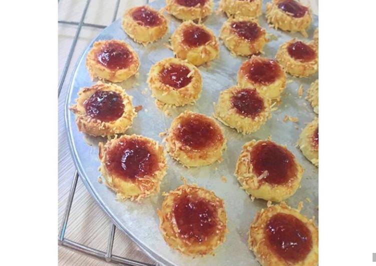 Cara Gampang Membuat Strawberry Thumbprint Cookies yang Menggugah Selera