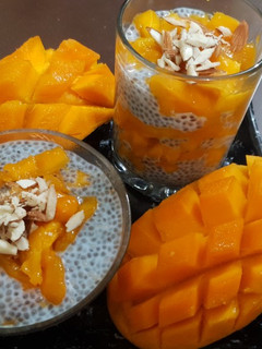 चिया मैंगो पुडिंग(Chia Mango Pudding recipe in hindi) रेसिपी मुख्य फोटो