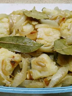 Una foto de Bacalao con cebolla y piñones