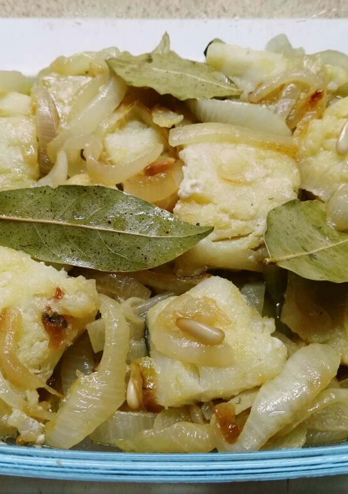 Una foto de Bacalao con cebolla y piñones