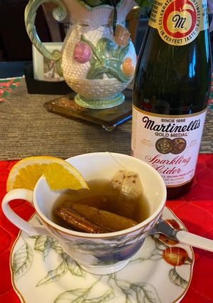 Hình của món Sparkling Cider mixed with cinnamon(nước táo nấu với quế).