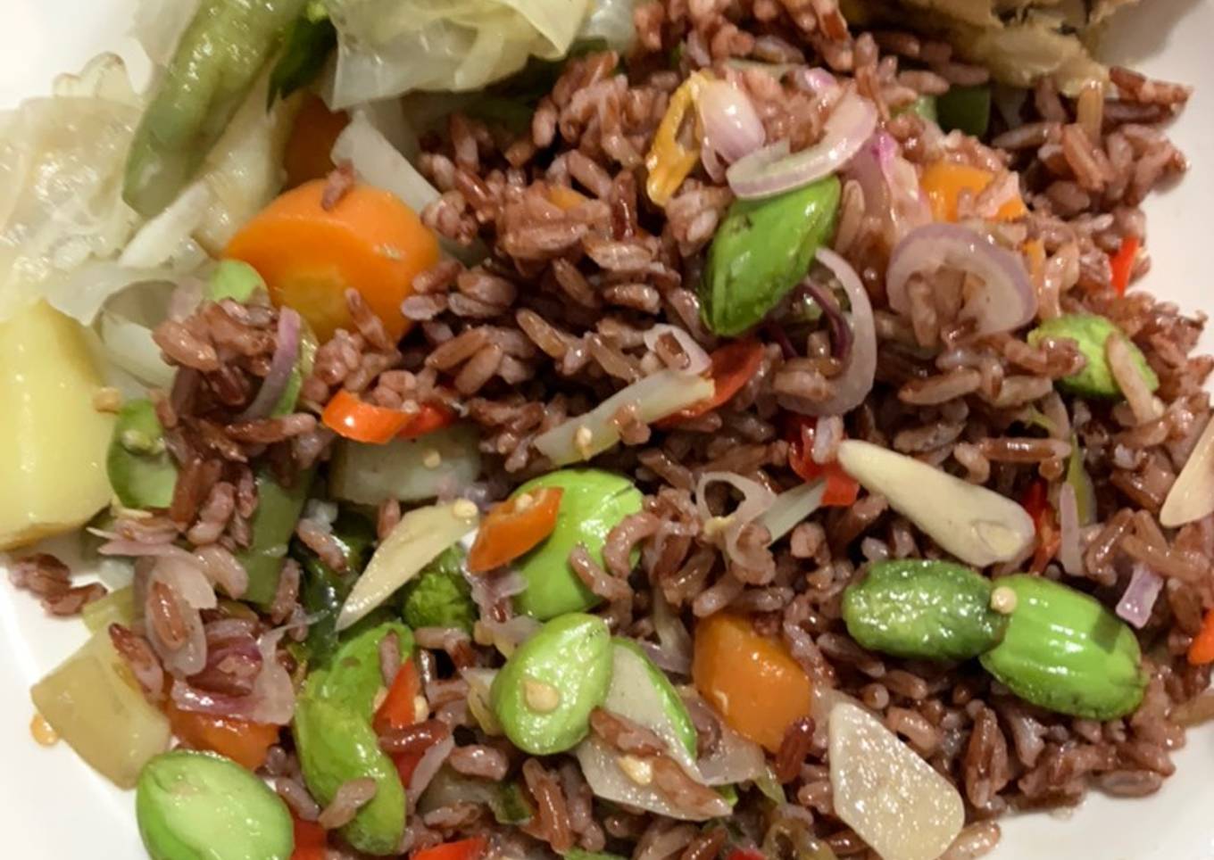 Pethai, nasi merah goreng dengan sambal matah