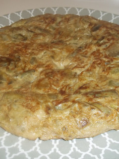 Una foto de Tortilla de calabacín y alcachofas