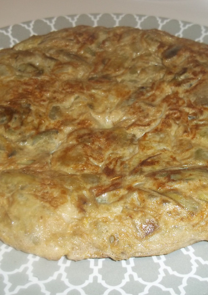 Una foto de Tortilla de calabacín y alcachofas