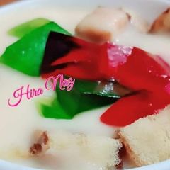 A picture of Banana Custard with Cake.