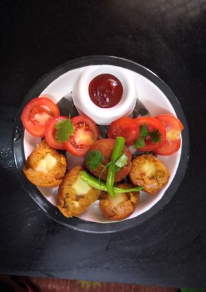 चीसी पोटैटो नगेट्स (Cheesy potato nuggets recipe in Hindi) रेसिपी मुख्य फोटो