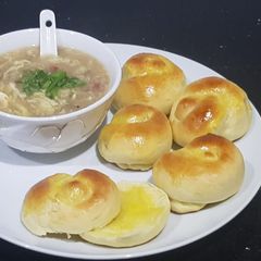 A picture of Mini dinner roll with Szeshuan soup side.