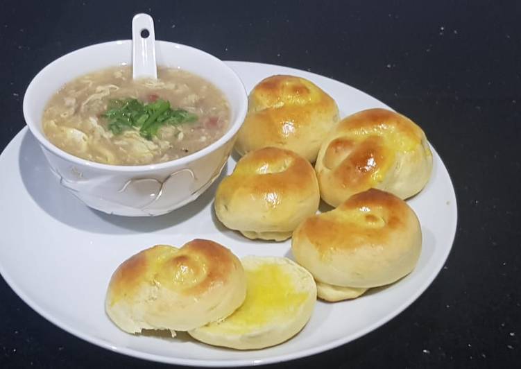 Mini dinner roll with Szeshuan soup side