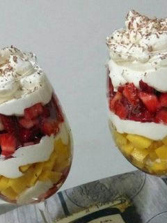Una foto de Copa de fresas y mango con nata