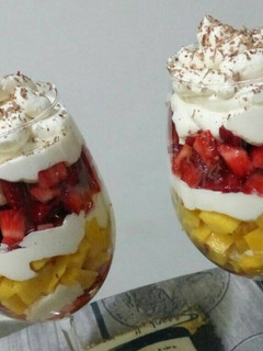 Una foto de Copa de fresas y mango con nata