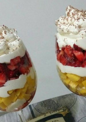 Foto principal de Copa de fresas y mango con nata