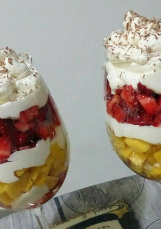 Una foto de Copa de fresas y mango con nata